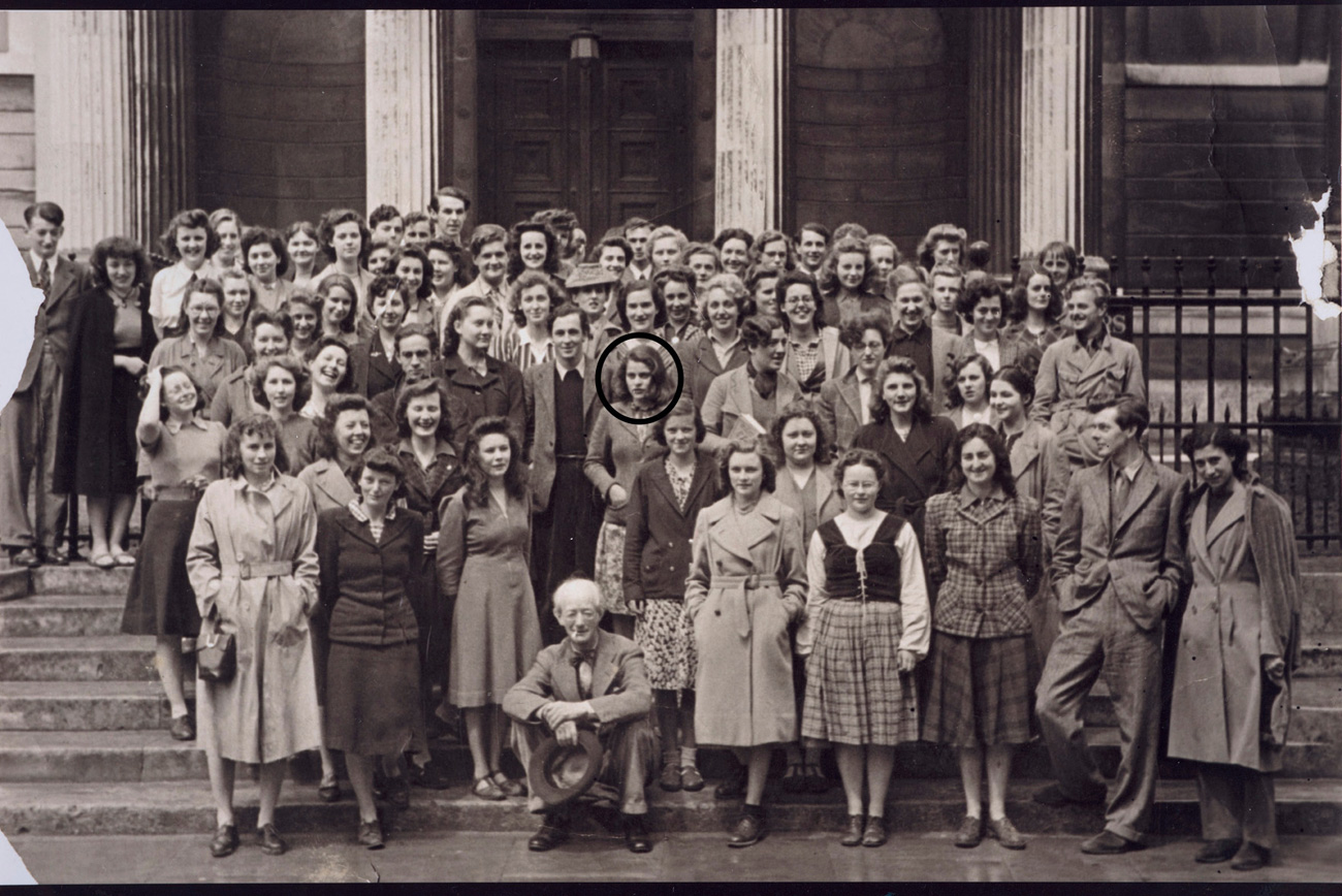 Milein Cosman (circled), Slade School in Oxford, photo taken on steps of the Ashmolean Museum